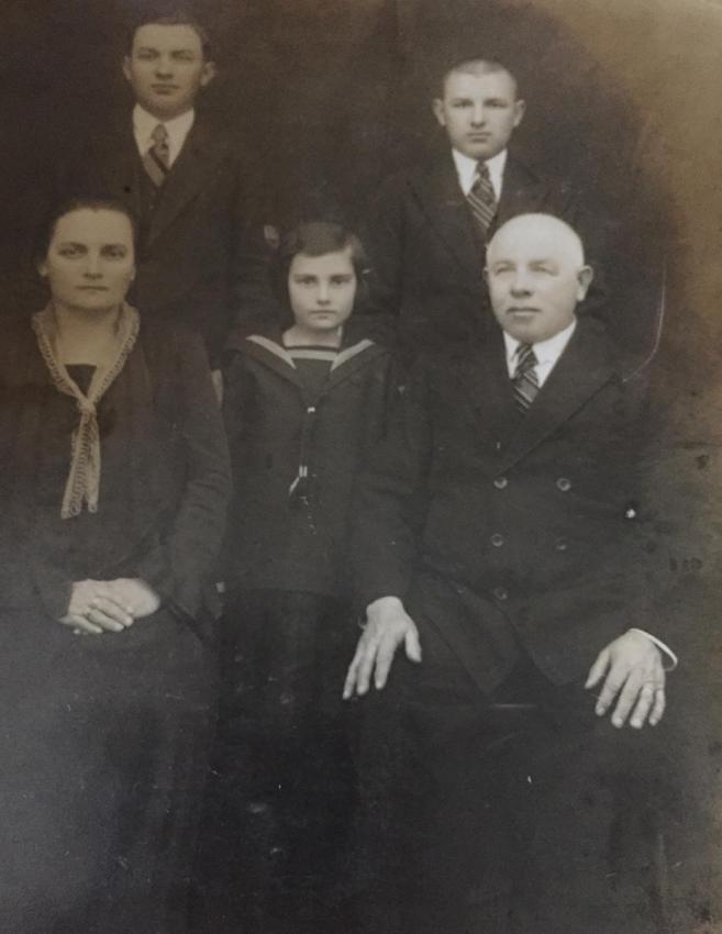 נסטור ומשפחתו בצעירותו