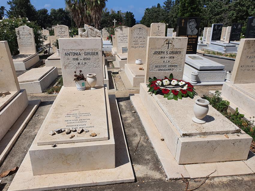 קברם של אנתוניה ויוסף גרובר בבית הקברות הלטיני בחיפה