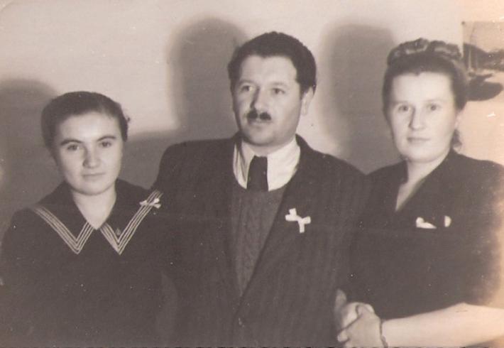 Мирьям Якира (слева) со своими приемными родителями, д-ром Элияху Якира и Иреной Якира (урожденной Зенталь). 1947 год
