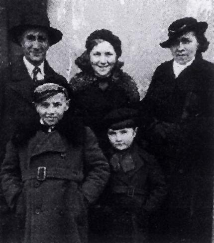 Семья Якира. Слева направо: отец Лейб Якира, дочь Ханна, мать Голда. Впереди стоят Вова и Манечка. Снимок сделан в 1939 году, прямо перед началом второй мировой войны
