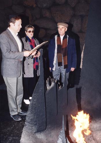 Во время церемонии в честь семьи Грогуль в Яд Вашем, 3 января 1996 года. Степан Грогуль (справа) у вечного огня в зале Имен