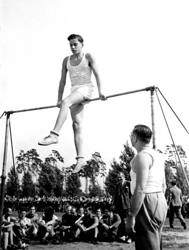 Gymnastics at a sports event for Jewish schools, Gruenewald sports ground, Berlin, Germany, 1935. Courtesy Juedischen Museum Im Stadtmuseum, Berlin. Yad Vashem Photo Archive 