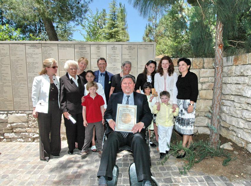 אווה אסתר פייגל עם משפחתה, 13 ליוני 2006, עם בתם של חסידי אומות העולם מרתה ווויטסטיל שארפ