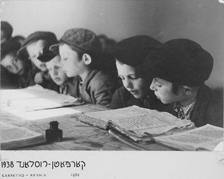 [Niños compartiendo sus libros en el Jeder (Escuela Elemental Judía), Brod, Czechoslovakia]
