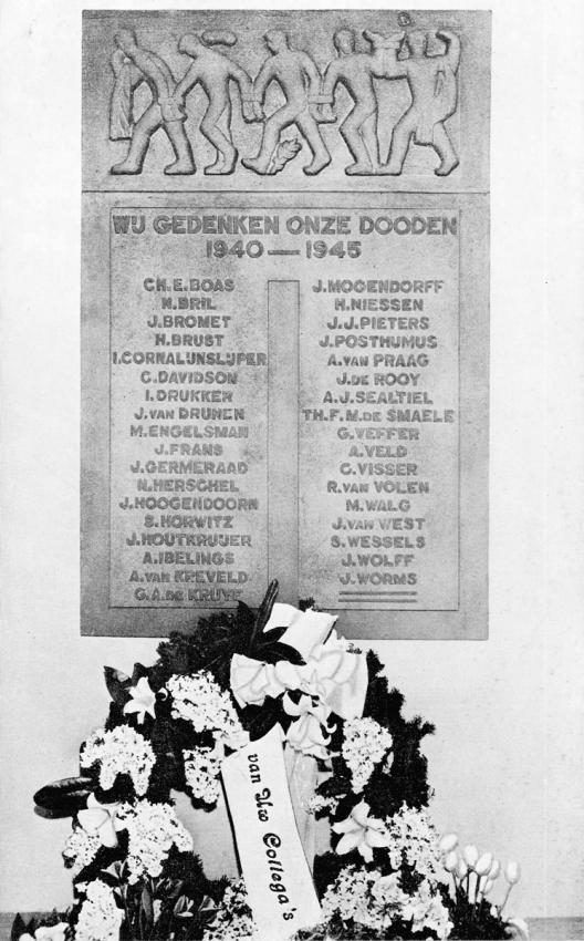 אנדרטת זיכרון שהוצבה בכניסה לבנק בו עבד הורביץ. השלט מציין את קרבנות המלחמה מקרב עובדי הבנק והוא נחנך ב-10 במאי 1947.