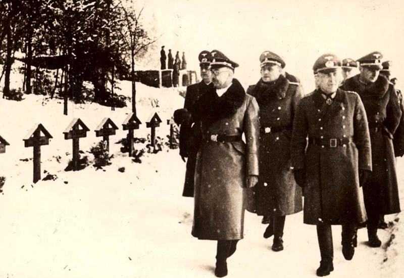 הימלר וגנרל פלקנהורן בביקור בבית קברות צבאי גרמני, אקרברג, נורבגיה, מרץ 1941.