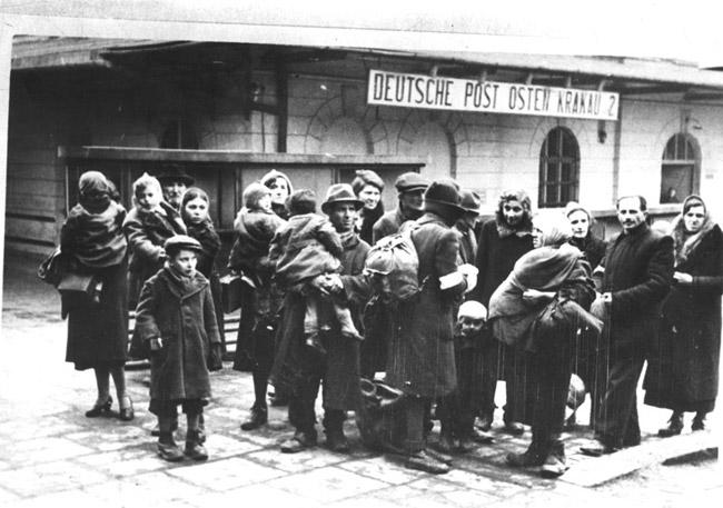 犹太人被驱逐出隔都，马车拉着财产，波兰克拉科夫