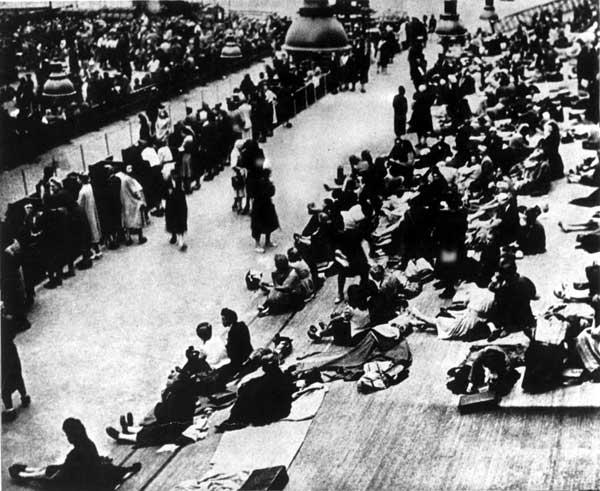 יולי 1942 - אצטדיון ולודרום דיוור (Velodrome d’Hiver) בפריס, בו הוחזקו אלפי יהודים ללא מזון לפני גירושם למחנות