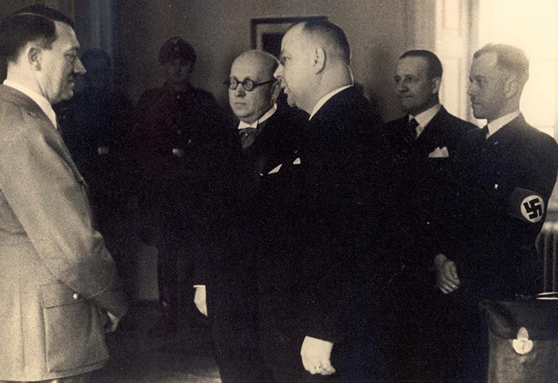 היטלר בפגישה רשמית בקייזרבורג, פראג, צ'כוסלובקיה, 1939