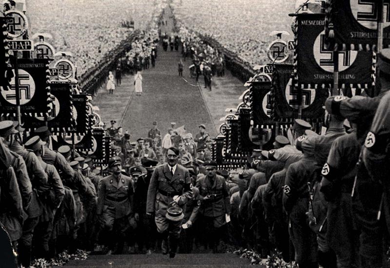 היטלר בכינוס המוני של אנשי המפלגה הנאצית, בוקברג, גרמניה 1934.