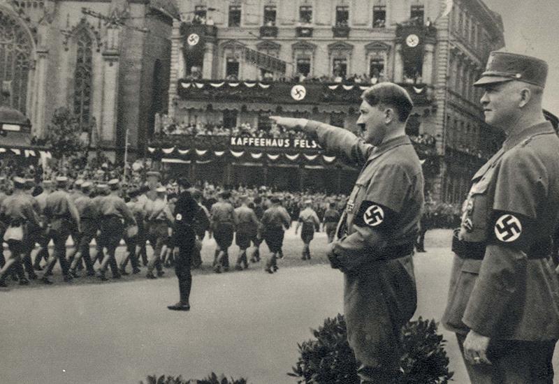 היטלר צופה במצעד של ה-SA, לייפיציג, גרמניה, 1933