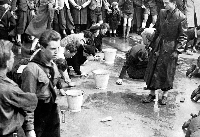 נערי היטלר יוגנד מאלצים יהודים לנקות את הרחוב, וינה, אוסטריה, 1938