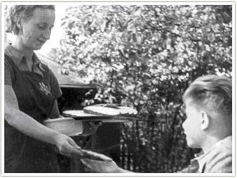 Distributing bread in the Theresienstadt Ghetto