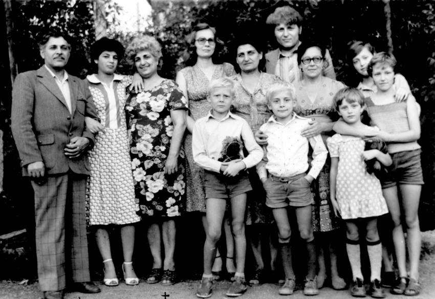 משפחת המצילים עם משפחת הניצולים, ירוואן, ארמניה, שנות ה-70