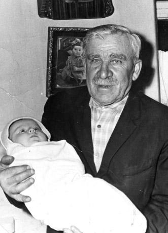 Петро Ильницкий с внуком. 1992 год