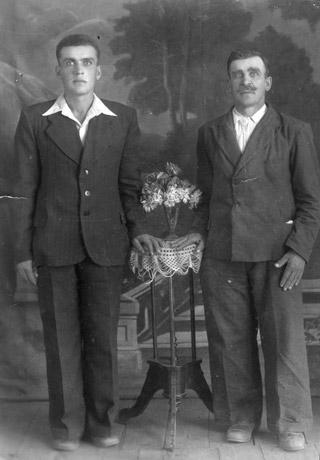 Петро Ильницкий с сыном Степаном. 1952 год