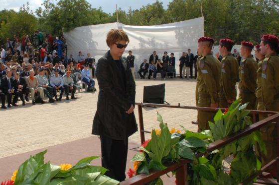 Speaker of the Knesset Dalia Itzik lays a wreath during the ceremony