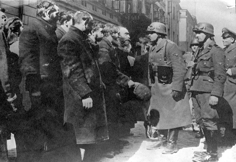 מעצר יהודים על ידי אנשי ס"ד במהלך דיכוי מרד גטו ורשה, פולין, 1943.