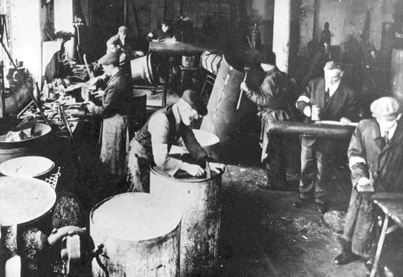 יהודים מועסקים בסדנה בגטו ורשה