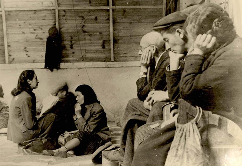 יהודים בהמתנה לגירוש, לודז' 1942