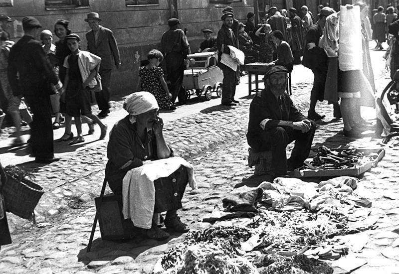 יהודים מציגים את מרכולתם בשוק