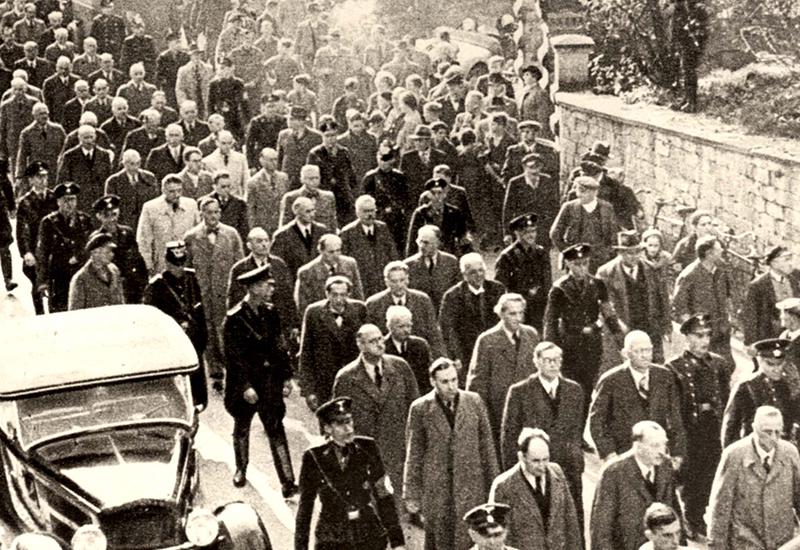 יהודים שרוכזו לקראת משלוח למחנה הריכוז דכאו בעקבות ליל הבדולח, באדן-באדן, גרמניה, 10/11/1938.