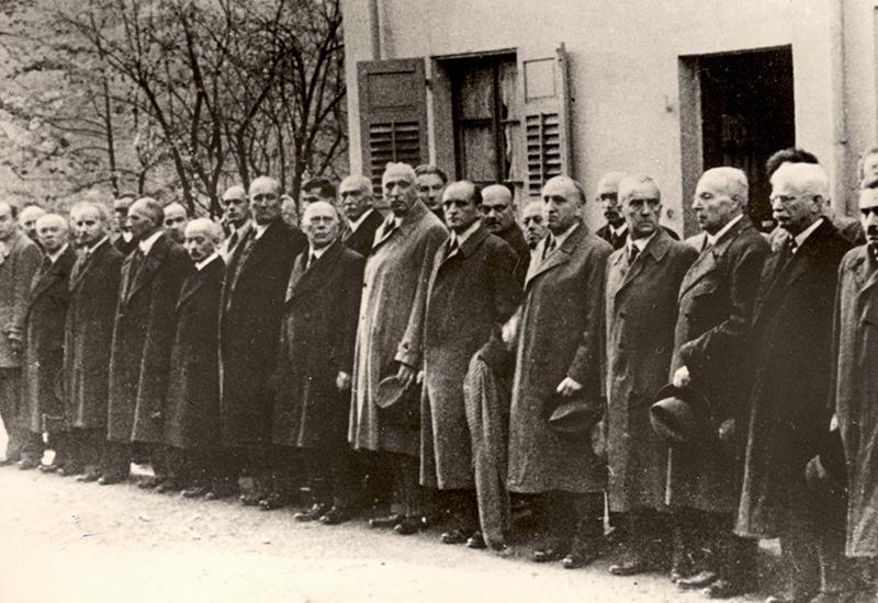 יהודים שרוכזו לקראת משלוח למחנה הריכוז דכאו בעקבות ליל הבדולח, באדן-באדן, גרמניה, 10/11/1938.