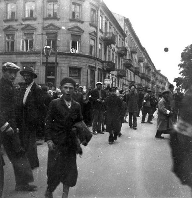 (2) Judíos con brazalete en una calles del gueto de Varsovia