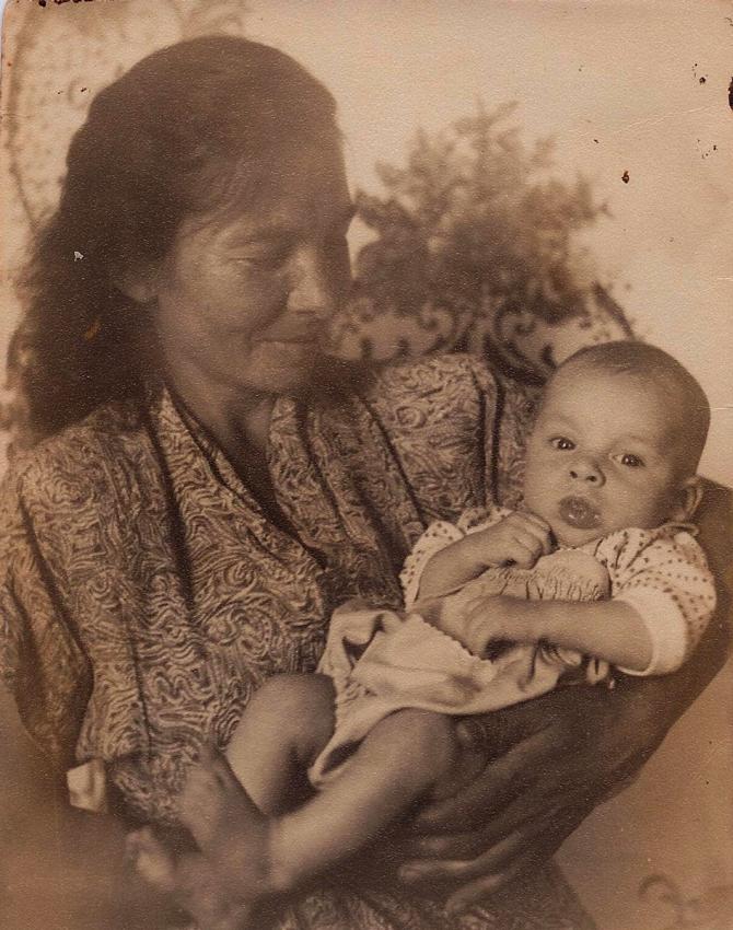 יוהנה ליכטנטל בצעירותה עם בנה