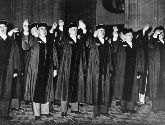 Jueces saludando a Hitler, Berlín, Alemania, 1 de octubre de 1936