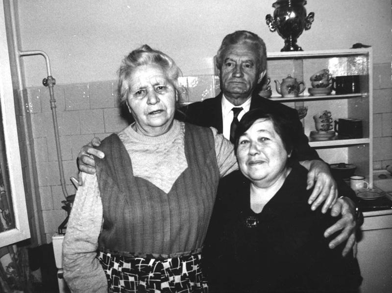 Евдокия Семеновна Кабешева (слева), Майя Моисеевна Лисюк (урожденная Гильденберг) и Иван Иванович Козарец. Сафоново, 1996 год