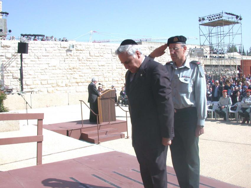 President Moshe Katsav pays tribute to the memory of the victims of the Holocaust