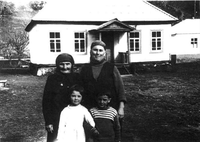Фердаус Халамлиева с дочерью и внуками перед домом, в котором во время немецкой оккупации прятались сестры Гейдман. 1973 год