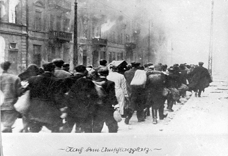יהודים מובלים ל- 'אומשלגפלץ' בעת דיכוי המרד.