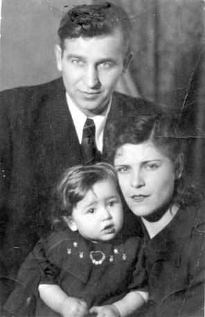Николай Киселев с женой Анной и дочерью Таней. 1947 год