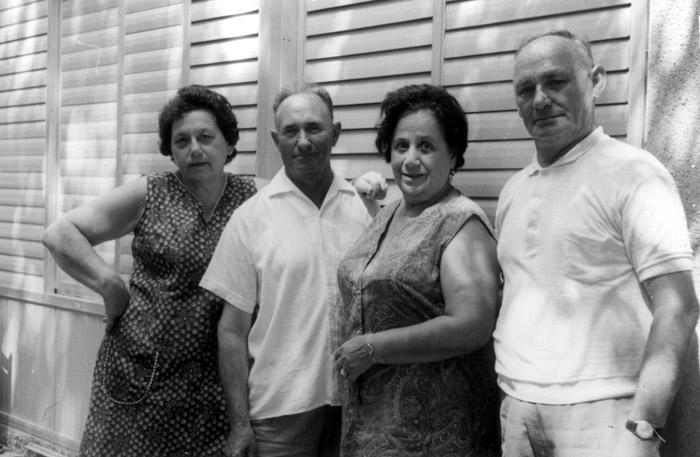Спасенные Батья и Арье Лейб Хевлины (справа) в гостях у родственников в Израиле. Киббуц Дафна, конец 50-х годов