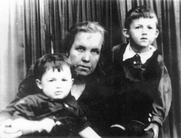 Фетиния Корабликова с детьми Илюшей и Сережей. 1945 год