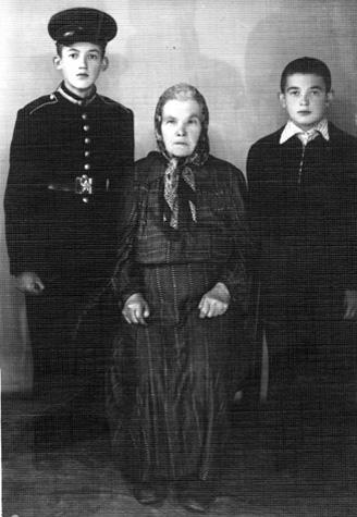 Евдокия Корабликова с внуками