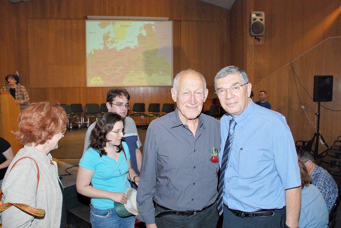 דני חנוך, משורדי הקבוצה ויוזם המפגש (משמאל) עם אבנר שלו, יו"ר הנהלת יד ושם
