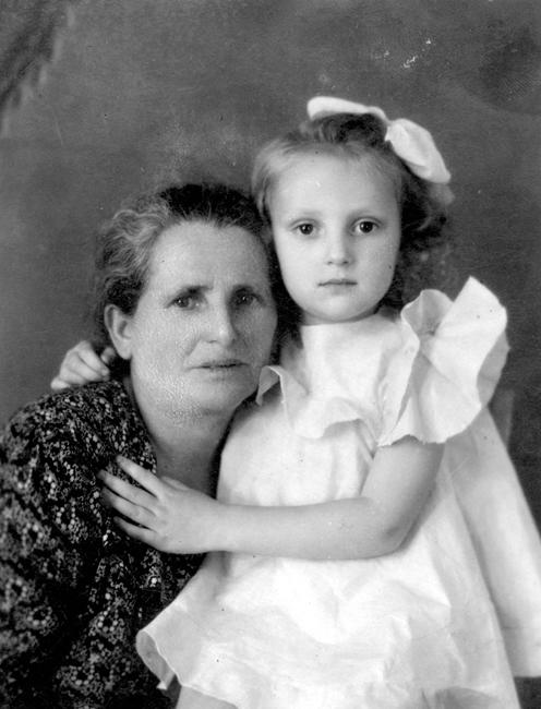 Надежда Кучеренко с дочерью спасенной, Ириной. Конец 50-х годов