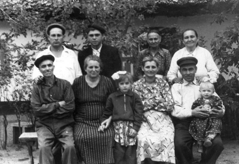 В переднем ряду слева: Иван Нестеренко и Надежда Кучеренко. Херсон, 50-е годы