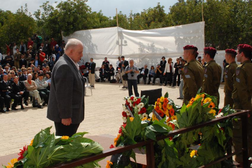 Chairman of the Yad Vashem Council Joseph (Tommy) Lapid lays a wreath during the ceremony