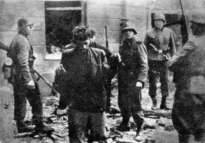 Varsovia, Polonia, abril de 1943, Captura de combatientes clandestinos durante la represión del levantamiento del ghetto de Varsovia
