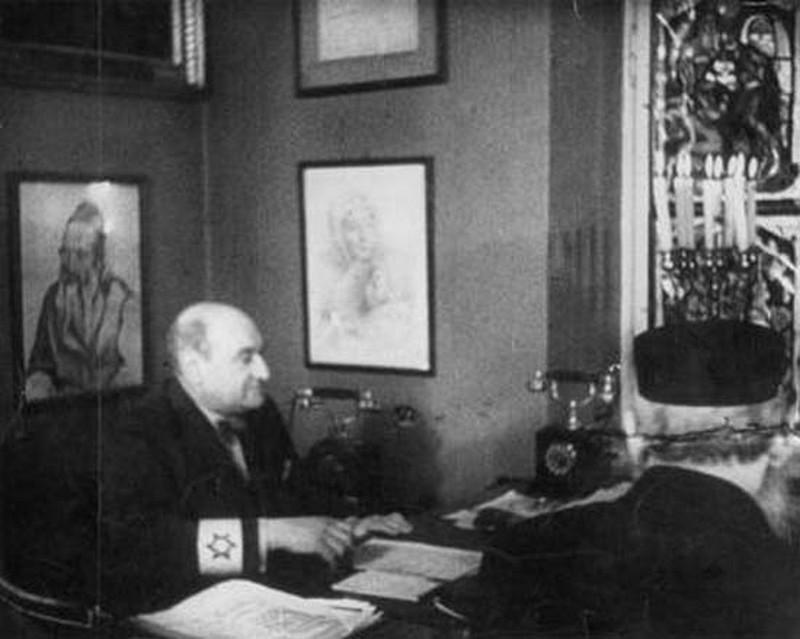 Varsovia, Polonia, Adam Czerniakow, el jefe del Judenrat, en su oficina