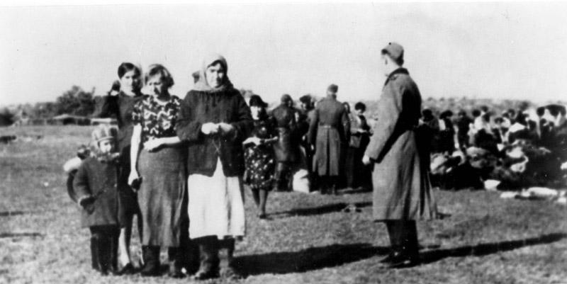 URSS, 1941, Judíos llevados hacia la muerte por los Einsatzgruppen
