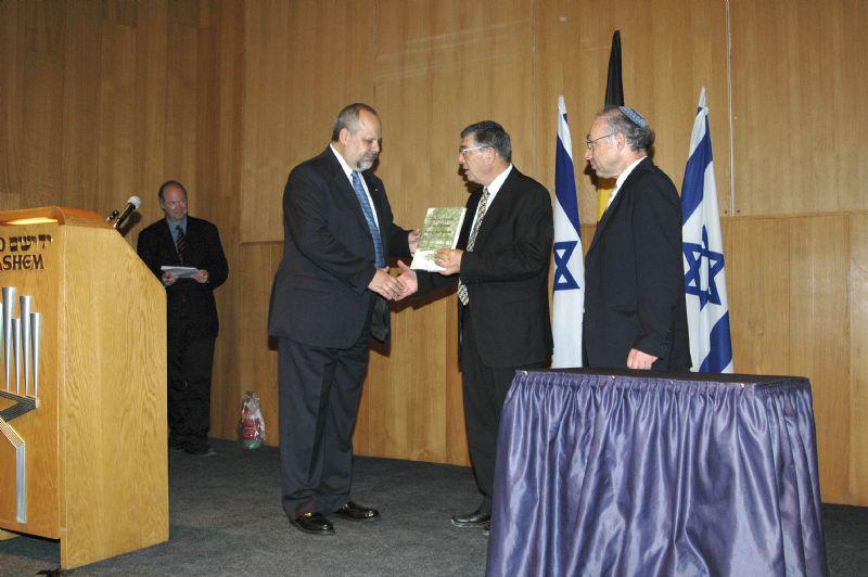 אבנר שלו (במרכז)  ופרופ' דן מכמן (מימין) מעניקים את הלקסיקון לשגריר בלגיה בישראל, ז'אן-מישל וראנמן דה-וואטרווליט