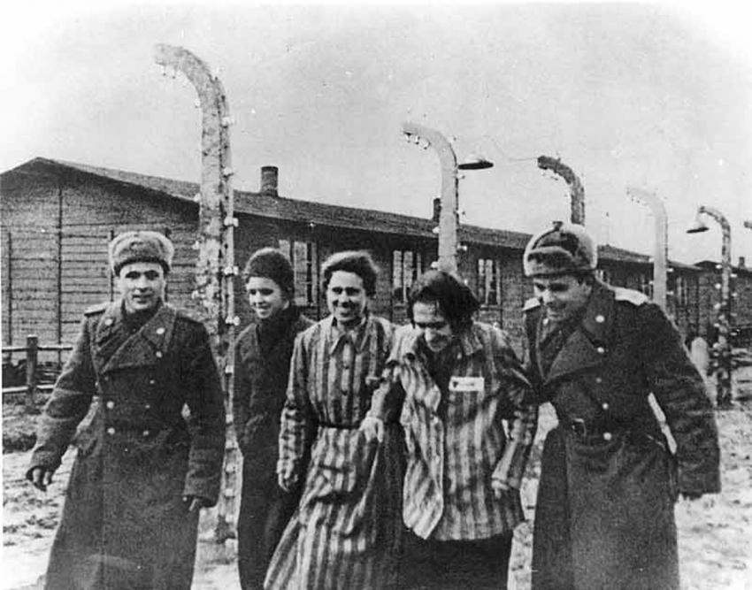 Soldados soviéticos en Auschwitz acompañan a dos prisioneras el día de la liberacion