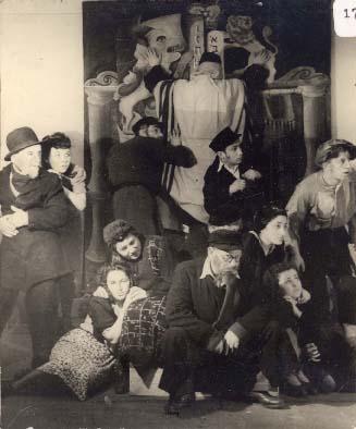 ההצגה הפודה בביצוע קבוצת התיאטרון במחנה העקורים בברגן בלזן, גרמניה