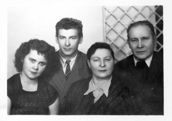 Janis y Johanna Lipke, su hijo y la esposa de éste, 1957