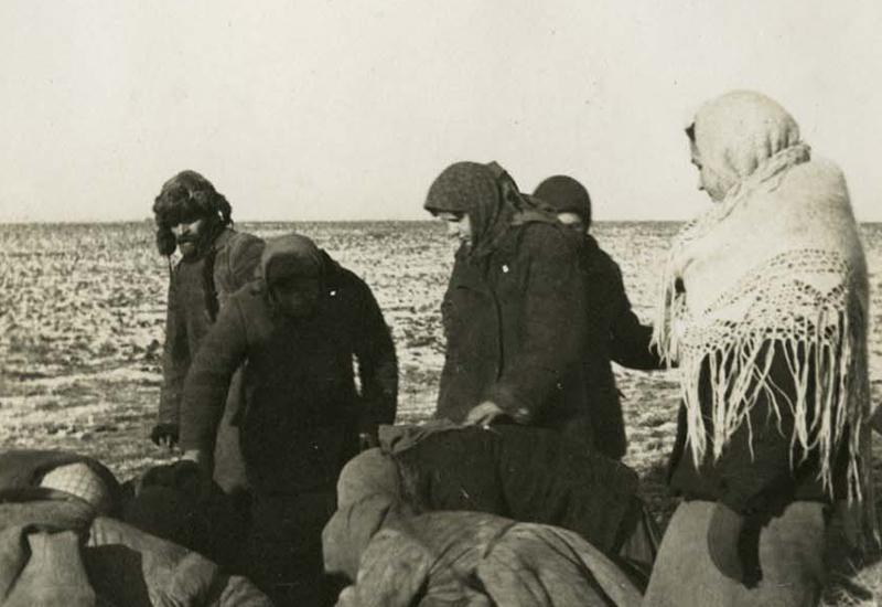תושבים מקומיים מחפשים תפוחי אדמה, קאראצ'ב, ברית המועצות, 1944- 1940.